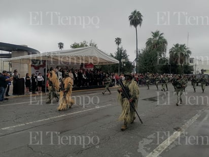 Monclova: Autoridades municipales y educativas en desfile.