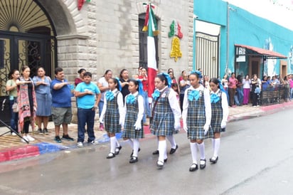 San Buenaventura realiza colorido desfile celebrando la Independencia de México