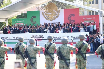 región: Miles de coahuilenses disfrutaron el paso de los contingentes encabezados por la Secretaría de la Defensa Nacional. 