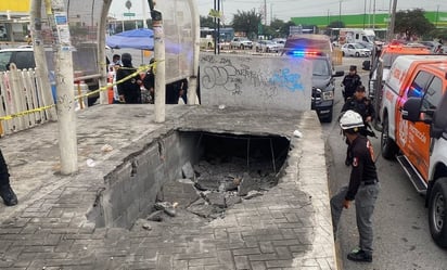 Monterrey : Los usuarios del transporte cayeron a una profundidad de un metro y medio. 