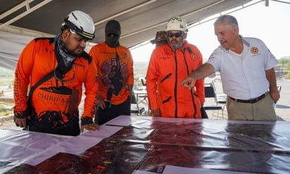 REGION: Los especialistas recorren el arroyo La Encantada, junto con dos empleados de Tupy