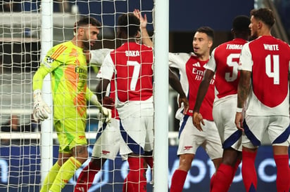 DEPORTES: El portero español David Raya celebra la parada de un penalti durante partido de la UEFA Champions League