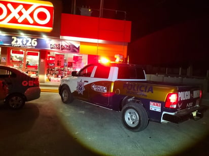 Sujeto logra atracar dinero en una tienda de conveniencia 