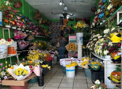 Monclova: Monclovenses continúan la tradición de regalar flores amarillas el 21 de septiembre.