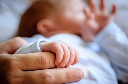 SALUD: Asegúrate de poner al bebé a dormir boca arriba, en una cuna sin ropa de cama suave

