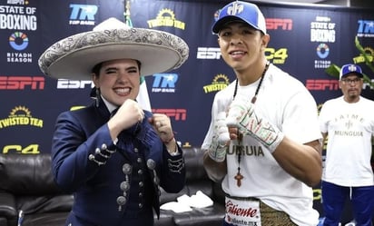 Deportes: El boxeador tijuanense convivió en los vestidores con la cantante tapatía, quien le deseó suerte en el ring
