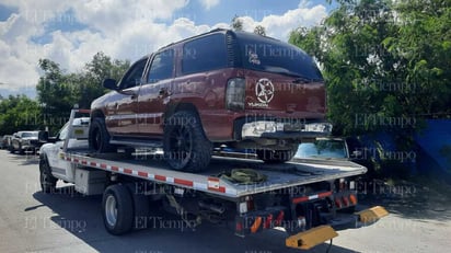 Policiaca : Camioneta irrumpe en la plaza principal; conductor es detenido tras causar pánico.