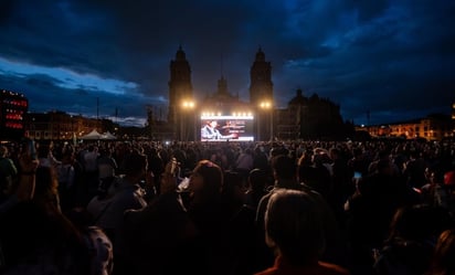 Más de 70 mil personas se reunieron en el Zócalo para revivir la presentación de Juan Gabriel