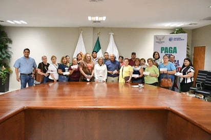 Entregan cheques contra el seguro de desastres naturales 