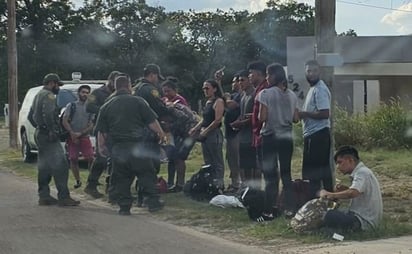 Migrantes cruzan por zona urbana de Eagle Pass