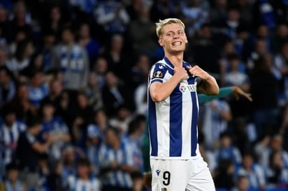 DEPORTES: El delantero islandés de la Real Sociedad, Orri Oskarsson, se lamenta durante el partido