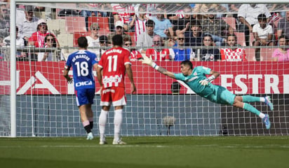 deportes: Álex Padilla se lució con una atajada en el borde de la línea del área en el partido entre el Athletic Club