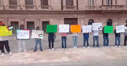 Saltillo: Jóvenes en Saltillo protestan por la paz en el conflicto entre Israel y Palestina