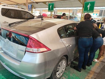 Policiaca : La madre, Lucero, dejó a su hija dentro del auto mientras acomodaba su carrito de compras.