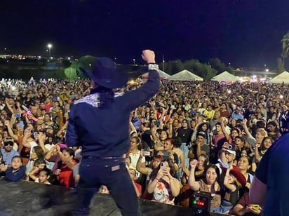 Piedras Negras : Durante toda la noche el grupo musical no paró de agradecer la presencia de los fronterizos y visitantes.