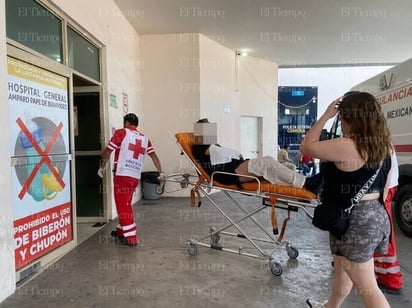 policiaca: Mientras los bomberos sofocaban las llamas, los paramédicos de la Cruz Roja atendieron al lesionado.