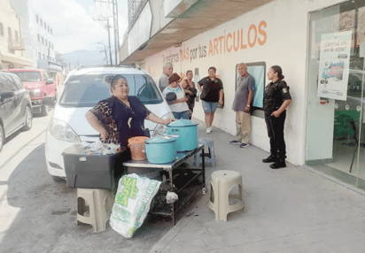 monclova: La afectada, María de los Ángeles, dijo tener 30 años de vender en la calle Hidalgo. 