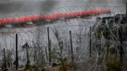 Se queda atorado en las púas a orilla del río Bravo