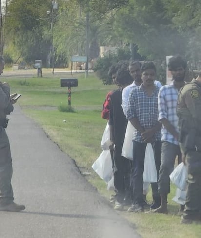 Migrantes detenidos en ranchos del sur de Texas van a proceso de inmigración por diversos delitos