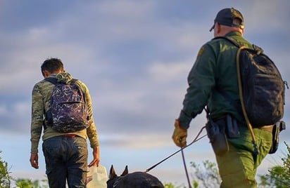 Migrantes: La técnica de \'seguir la señal al pie\' es clave en el trabajo de los agentes.
