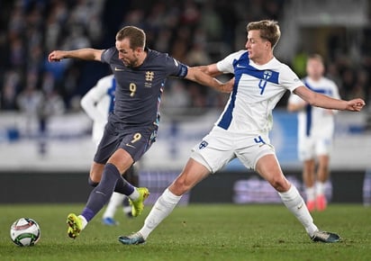 DEPORTES: Harry Kane de Inglaterra y Robert Ivanov de Finlandia pelean el balón en la cancha del estadio