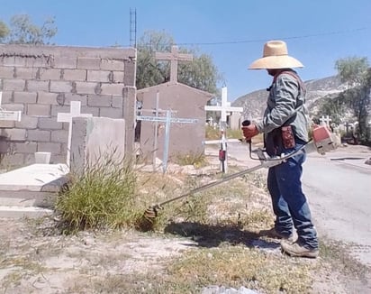 Preparativos para el Día de Muertos en los panteones municipales