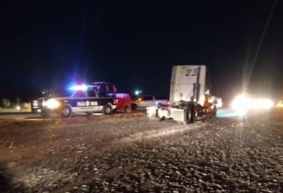 Tráiler con grapas de bardas choca y crea caos