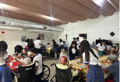 Estudiantes de prepa conviven con abuelitos