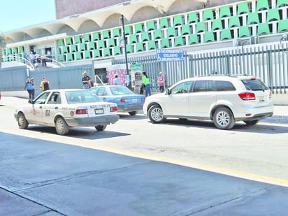 Taxistas agarran de base rampa de acceso del IMSS