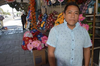 Flores : Algunas personas compran flores para el panteón.

