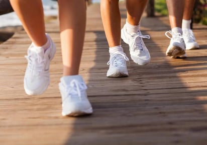 SALUD: Incluir 'micro caminatas' diarias podría ayudar a quemar más calorías que caminar a paso lento
