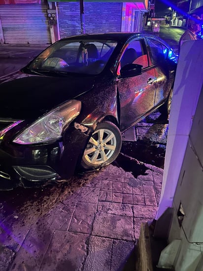 Exceso de velocidad y pavimento mojado provocan choque en la Zona Centro