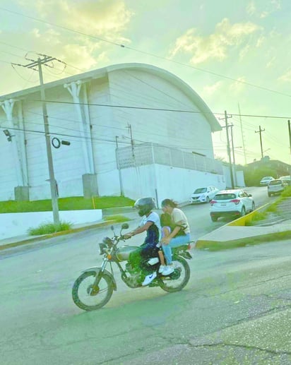 Papás que trasladan a niños en moto podrían ser enviados a Pronnif 