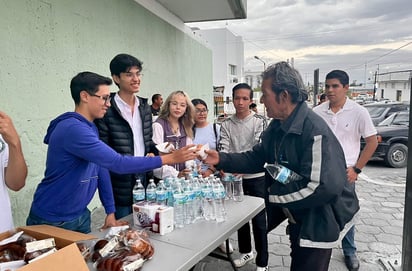 Jóvenes Por Coahuila : Durante la jornada, el equipo logró distribuir alimentos y bebidas con éxito, beneficiando a aproximadamente 100 personas.