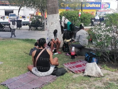 Migrantes: Los migrantes están viviendo en la calle desde hace tres días, al no contar con suficientes recursos para rentar un cuarto.