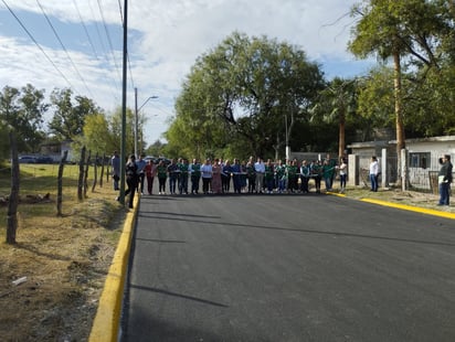  pavimentación: Los vecinos expresaron su entusiasmo al ver concretado el sueño de tener calles pavimentadas.
