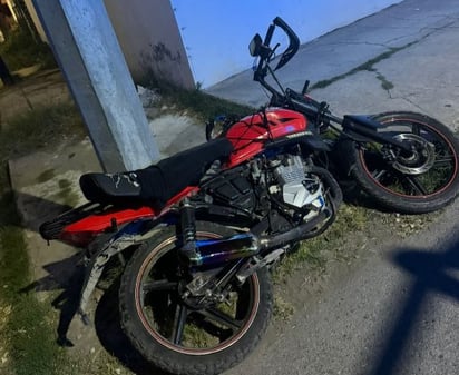 Motociclista choca contra camión y huye con ayuda de un cómplice