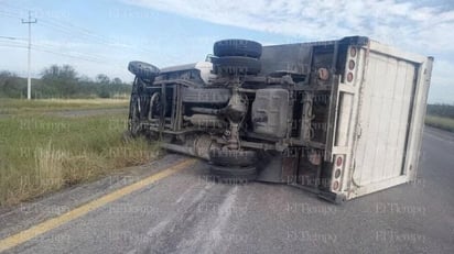 Volcadura de camión en la carretera 57 deja conductor lesionado