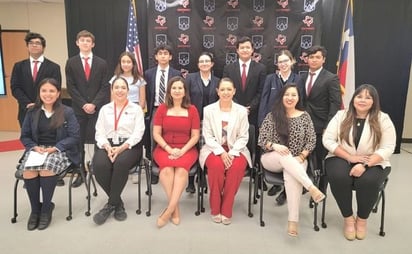 Estudiantes de Cumbres al Southwest College: La cónsul de México en Eagle Pass, Vivian Juárez Mondragón, estuvo presente en la firma.
