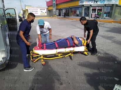 Accidente : Compañeros del herido, quienes llegaron casi de inmediato al lugar del accidente, le brindaron los primeros auxilios.