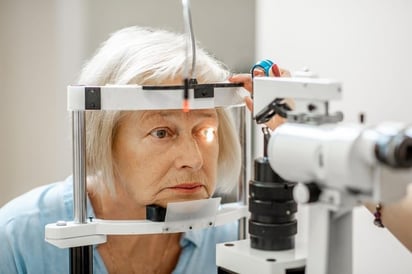 SALUD: La fototerapia podría ayudar a las personas con DMAE seca

