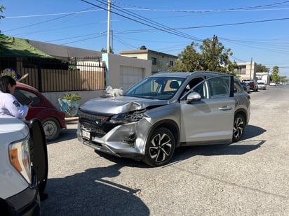 Camionero choca lujosa camioneta y huye en la Colonia Los Pinos