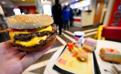 SALUD: Grave brote de E. coli vinculado a hamburguesas de McDonald's en Estados Unidos