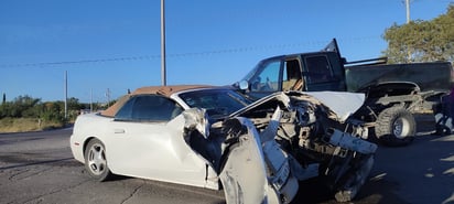 accidente vial : El choque ocurrió entre un Ford Mustang y una Chevrolet Silverado. 