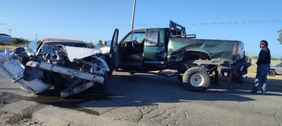 accidente vial : El choque ocurrió entre un Ford Mustang y una Chevrolet Silverado. 