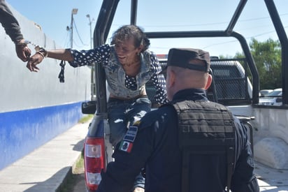 Agresivo hombre vestido de mujer fue detenido en la Zona Centro de Monclova