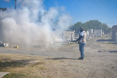 Fumigan el panteón municipal con 100 kilos de insecticida 