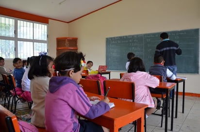 SEP: Las escuelas suelen colocar altares en honor a maestros o alumnos fallecidos.
