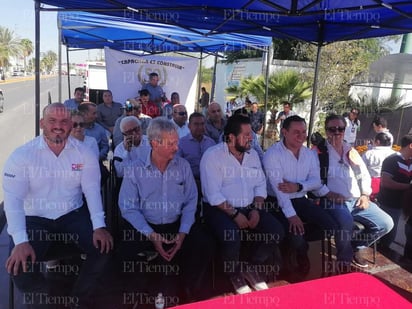 Empresarios constructores exhiben su maquinaria en caravana