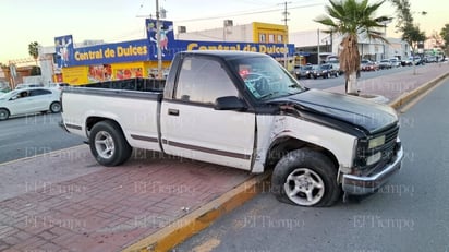 Conductor daña un poste y 2 vehículos con su troca en el bulevar Pape de Monclova 